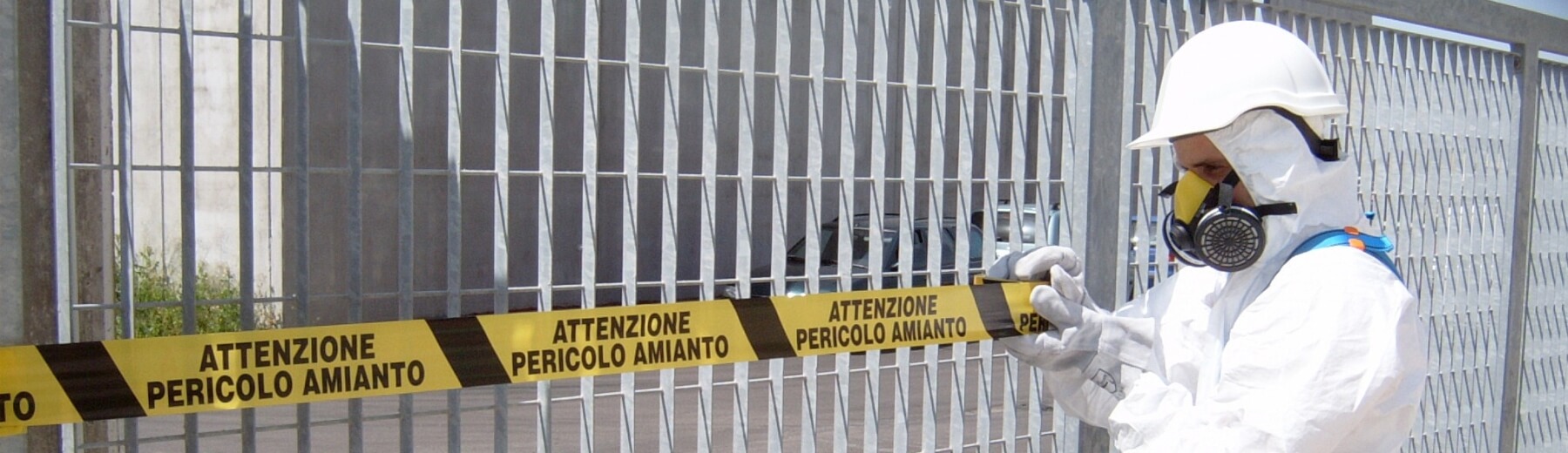 persona che delimita un area per bonifica amianto