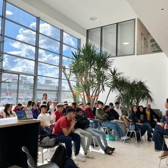 ragazzi in aula per formazione