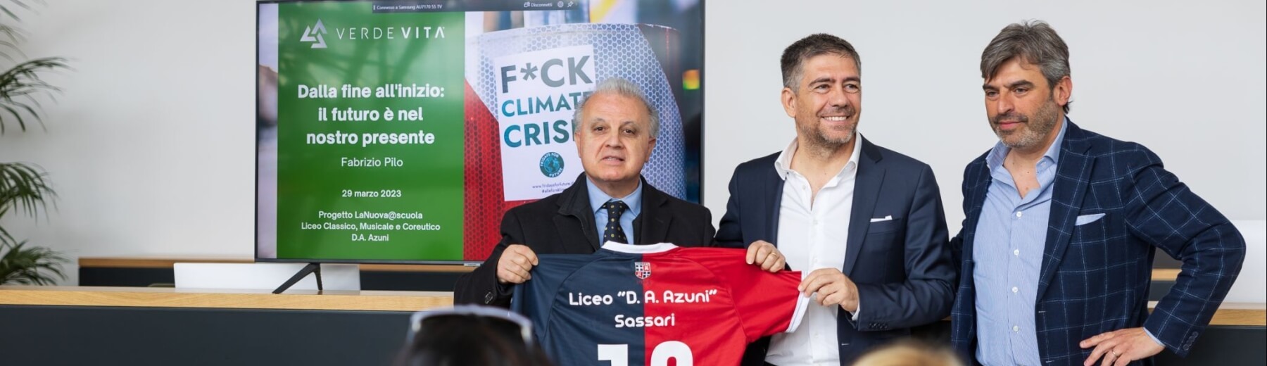 foto con t-shirt in mano