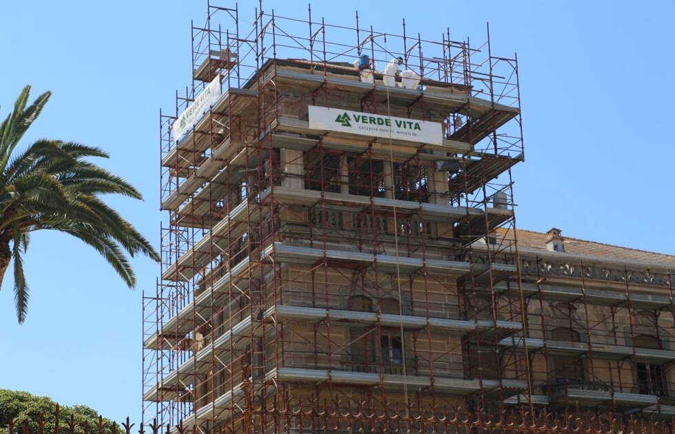 edificio con impalcatura