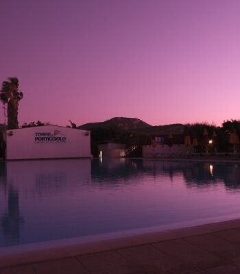 Piscina al tramonto | Torre del Porticciolo