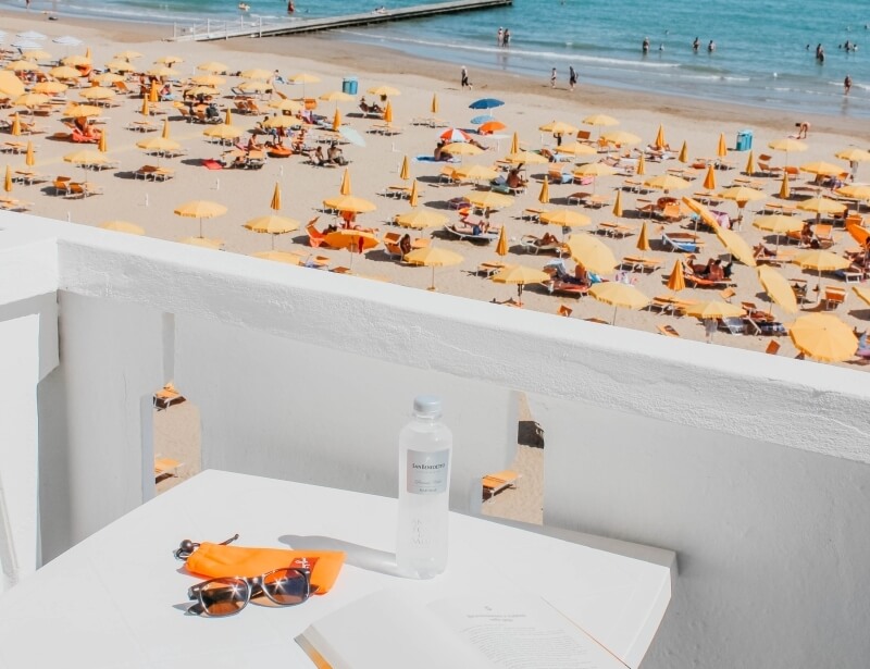 terrazza della camera fronte mare