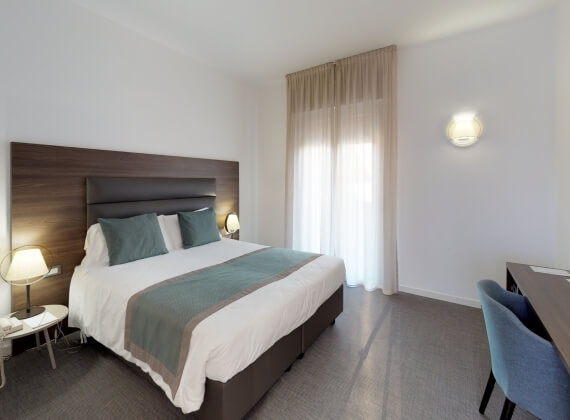 foto dall'ingresso camera superior con balcone