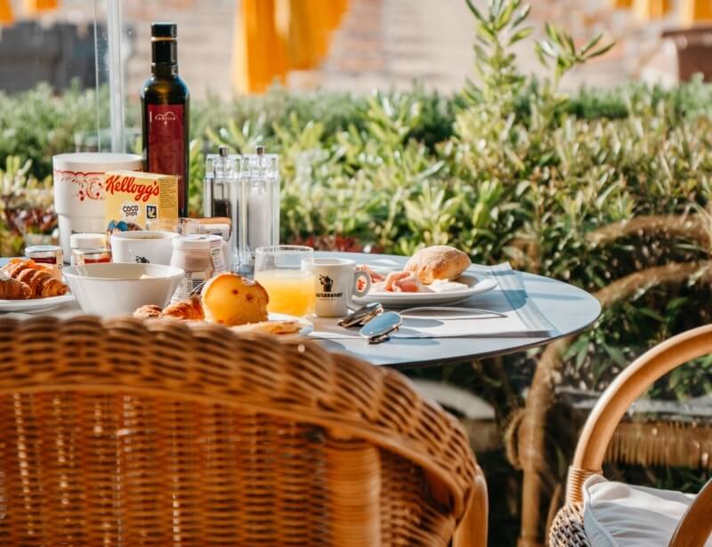 colazione_vista_spiaggia