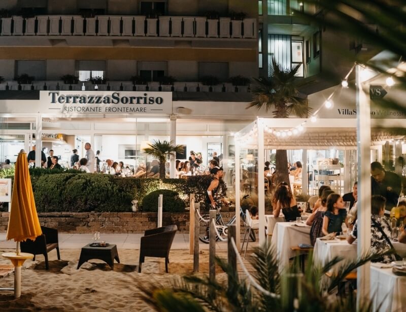 ristorante_terrazza_sorriso_ingresso_serale