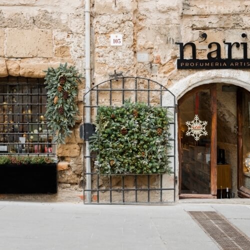insegna esterna n'aria e fioriera 