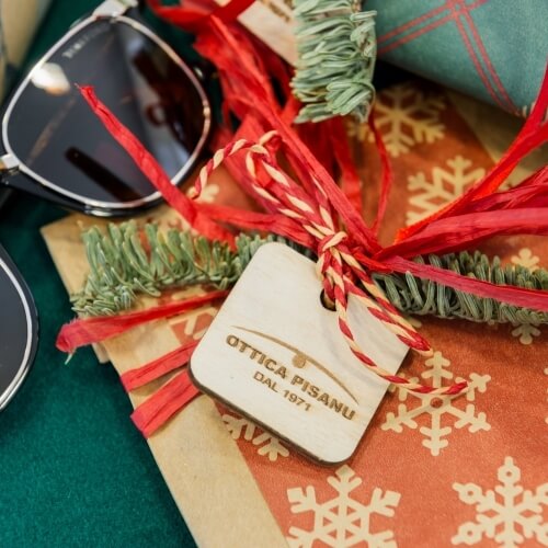 etichetta legno ottica pisanu con occhiali sole