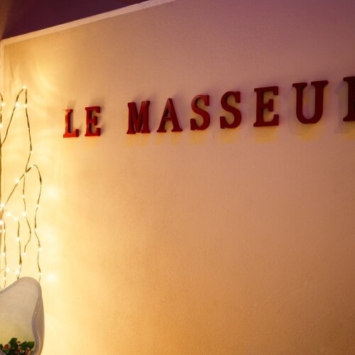 scritta le masseur