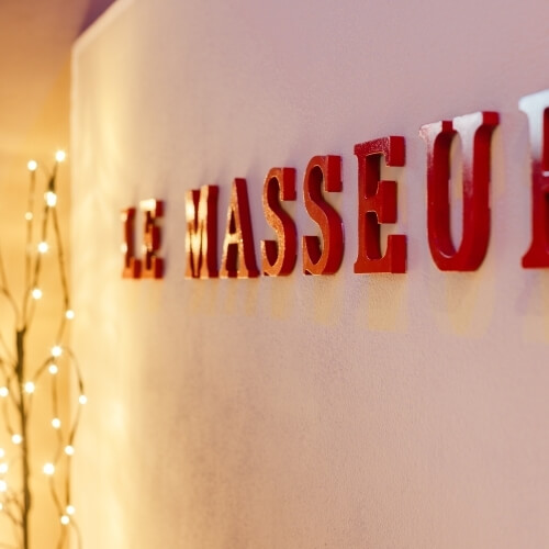 insegna rossa le masseur